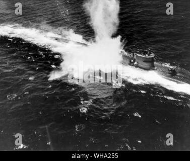 WW2: ein Deutsches U-Boot einen Angriff durch einen TBF Avenger Flugzeuge aus der Escort Flugzeugträger USS Bogue (CVE-9). Lt. JG W.F. Chamberlain, USNR, flog das Flugzeug, was geglaubt wurde, das Vierte auf TBF Angriff sein. Zwei MK17 Mod Depth Bomben wurden deportiert. 12. Juni 1943. Stockfoto