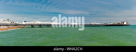 Brighton Pier im Juli - Panorama Stockfoto