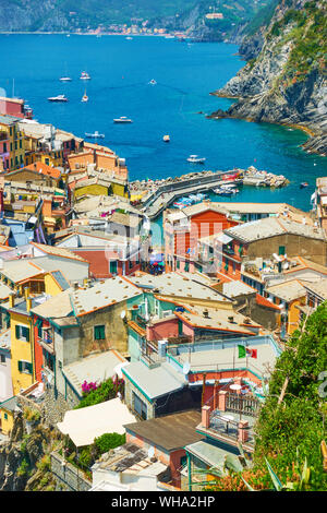Dächer von Vernazza - kleine Stadt am Meer im Nationalpark Cinque Terre, Italien Stockfoto