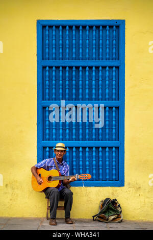 Eine ältere Kubanischen sitzt auf einem Stuhl Spielen einer Gitarre, Trinidad, Sancti Spiritus, Kuba, Karibik, Karibik, Zentral- und Lateinamerika Stockfoto