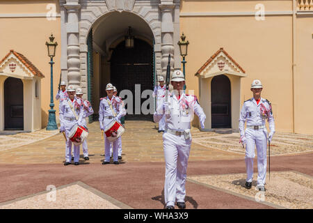 Die Wachablösung im Prince Palace von Monaco in Monaco, Cote d'Azur, Französische Riviera, Frankreich, Europa Stockfoto