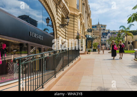 Die gehobene Allee Francois Blanc in Monte Carlo, Monaco, Cote d'Azur, Côte d'Azur, Mittelmeer, Frankreich, Europa Stockfoto