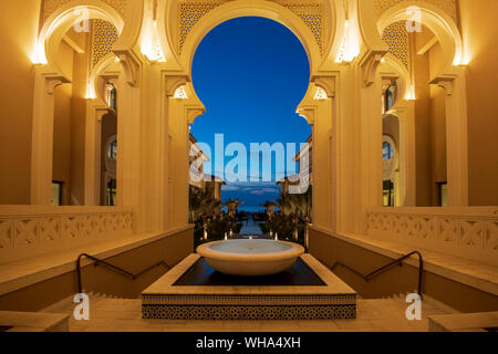 Arabische Architektur bei Nacht, Saadiyat Island, Abu Dhabi, Vereinigte Arabische Emirate, Naher Osten. Stockfoto