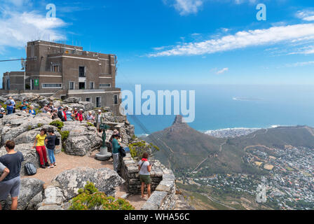 Blick vom Tafelberg mit der Seilbahn im Vordergrund und Lion's Head, Signal Hill und Robben Island, Cape Town, South Africa Stockfoto