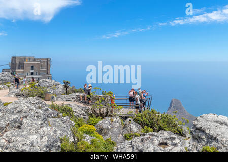 Blick vom Tafelberg mit der Tafelberg Seilbahn nach links, Cape Town, Western Cape, Südafrika Stockfoto