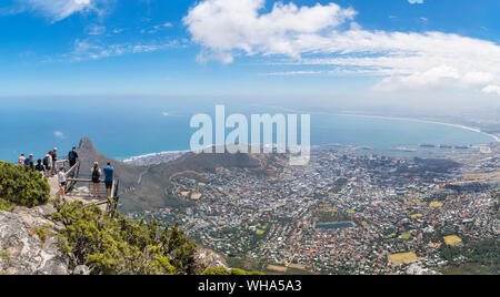 Touristen an einem Aussichtspunkt auf dem Tafelberg mit Blick auf die Stadt Kapstadt, Western Cape, Südafrika Stockfoto