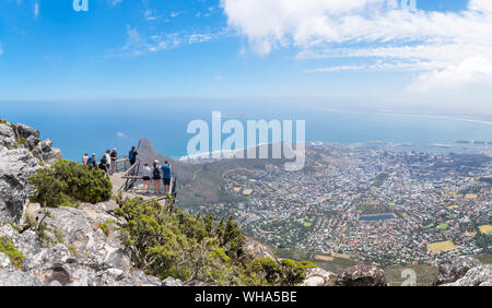 Touristen an einem Aussichtspunkt auf dem Tafelberg mit Blick auf die Stadt Kapstadt, Western Cape, Südafrika Stockfoto