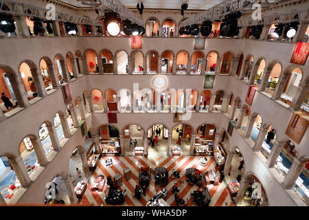 Das luxuriöse Einkaufszentrum Fondaco dei Tedeschi, Venedig, Venetien, Italien, Europa Stockfoto