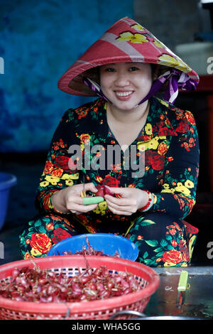 In der Nähe von Frau schälen Knoblauch an den lokalen Lebensmittelmarkt, Vung Tau, Vietnam, Indochina, Südostasien, Asien Stockfoto
