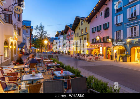 Blick auf Architektur und Cafés an der Vorderstadt bei Dämmerung, Kitzbühel, Tirol, Österreich, Europa Stockfoto