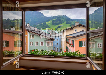 Blick auf die farbenfrohe Architektur aus dem Fenster von Vordarstadt, Kitzbühel, Tirol, Österreich, Europa Stockfoto
