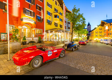 Blick auf Architektur und klassisches Auto auf Vorderstadt bei Dämmerung, Kitzbühel, Tirol, Österreich, Europa Stockfoto