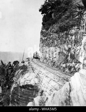 Eisenbahn, aus den Ebenen von Colombo nach Kandy Ceylon. Sensation Rock auf der Bahn von Kandy. 1881-1889 Stockfoto