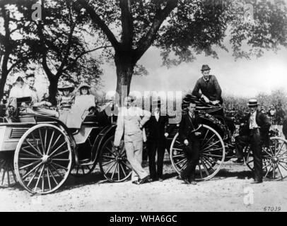 Karl Benz, hellen Anzug, mit seiner Familie und Freund von Liebig in der rechten Hand Auto, auf ein Auto Reise 1894. . Benz, Carl Friedrich (auch Karl Benz) Deutsche Automobilindustrie Erfinder 1844-1929. . Stockfoto