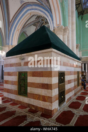 Blick auf den Dom wie Struktur, die eine Höhle unterhalb von Juden und Muslimen geglaubt, um die Beerdigung zu Ort des biblischen Rebecca in der Höhle der Patriarchen oder Grabmal der Patriarchen, die Juden als der Höhle von Machpela bekannt und zu Muslimen als al-Haram al-ibrahimi oder das Heiligtum von Abraham, im Herzen der Altstadt von Hebron im südlichen Westjordanland entfernt. Israel Stockfoto