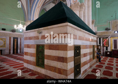 Blick auf den Dom wie Struktur, die eine Höhle unterhalb von Juden und Muslimen geglaubt, um die Beerdigung zu Ort des biblischen Rebecca in der Höhle der Patriarchen oder Grabmal der Patriarchen, die Juden als der Höhle von Machpela bekannt und zu Muslimen als al-Haram al-ibrahimi oder das Heiligtum von Abraham, im Herzen der Altstadt von Hebron im südlichen Westjordanland entfernt. Israel Stockfoto