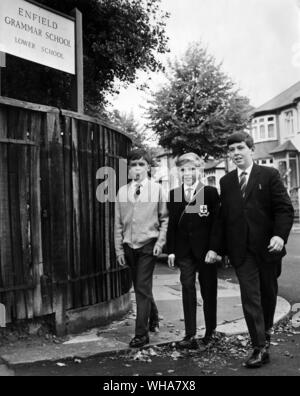 Enfield Gymnasium. Unterstufe. Drei 11-jährige Schüler eifrig zurück in die Schule zu bekommen. Alle der 177 Jungen, die nicht imstande waren, wegen der hohen Einstweilige Verfügung über Enfield Gymnasium Schule wieder zurück in der Schule heute. Enfield Bildung Ausschuss letzte Nacht vereinbart, von einer Mehrheit der Stimmen von Herrn Patrick Gordon Walker zu bitten, Staatssekretär für Bildung und Wissenschaft eine Erklärung, dass die Gymnasiasten der Oberstufe einer umfassenden Einheit für Jungen im Alter von 14 bis 18 und die Chace Schule verbunden, da der Unterstufe werden zu genehmigen. 20. September 1967 Stockfoto