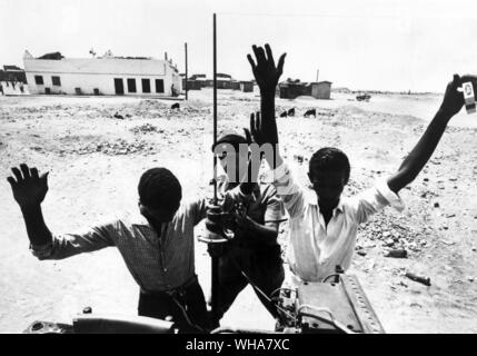 Aden. Nur die Bombe werfer Granate zufrieden sind, in der Nähe der Ecke, wo es eine Bombe alle 15 Minuten, eine Royal Anglian Patrol frisks zwei Verdächtige. 10. März 1967 Stockfoto