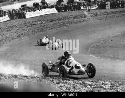 Internationale Rennstrecke von Brands Hatch Landspitze Fahren seines Cooper 9 schleuderte und ging auf dem Rasen aber wieder die Kontrolle über das Rad und Racing in der Open Challenge Rennen Heizen 4 Rennen 1. 13. Mai 1951 Stockfoto