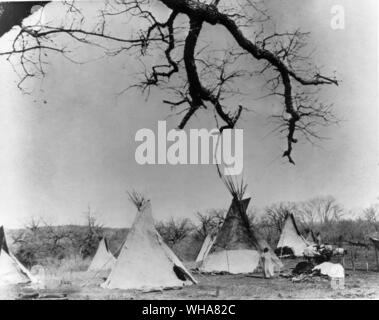 Schruli - Gleichheit - ke (Guipage) oder Einsamer Wolf's Camp bei Fort Sill. Indisches Territorium. Nach der Schlacht von den Palo Duro Canyon. 1874. PALO DURO CANYON, SCHLACHT VON. Die Schlacht von Palo Duro Canyon war die große Schlacht des Red River Krieg, qv, die in die Einschluss der südlichen Plains Indianer (Comanchen, Kiowa Kiowas, Apachen, Cheyennes und Arapahos) an die Reservierungen in der indischen Gegend beendet. Bis Ende September 1874 die kriegführenden Inder in den Schutz der Palo Duro Canyon, wo eine Kiowa Schamane, Maman-ti Lager aufgeschlagen hatte, qv versprachen, sie würden sie sicher sein. Colonel Ranald S. Mackenzieqv führte seine 4. Stockfoto