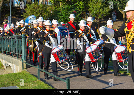 HM Royal Marines Band Portsmouth Durchführung Beach Retreat in Bournemouth Air Festival, Bournemouth, Dorset UK im August Stockfoto