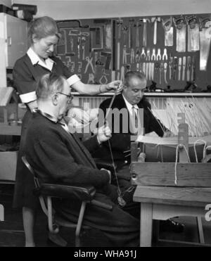 Der Tag im Krankenhaus. Cowley Road Hospital Oxford. Für Patienten, die eine Behandlung benötigen und weitere professionelle Beobachtung vor und nach der Aufnahme in ein Krankenhaus, die Verschlechterung infolge der Vernachlässigung leiden können, oder erfordern, Teilzeit, etc., die Tagesklinik stellt Behandlung ohne Verlust der Home Umwelt und viele andere vergleichbare Vorteile für die Patienten, das Krankenhaus, die Verwandten und die Gemeinschaft als Ganzes. Der Kopf Ergotherapeutin behandelt ein Problem mit einem der Patienten. September 1962 Stockfoto