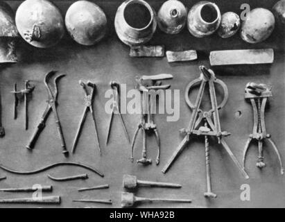 Chirurgische Instrumente aus Pompeji. Salbe Gläser Scheren Messer etc.. Vor AD 79. Stockfoto