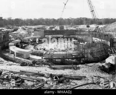 Bau Blick auf die Null Steigung Proton synchrotron. (ZGS) riesige atom smasher am Argonne National Laboratory Argonne. Dieses Foto aufgenommen im Süden im November 1960, zeigt Baustahl für eine 210 Fuß Donut-förmiges Gebäude, die Stromversorgung und Kühlung für die Magnete Haus gebracht werden. Ein Kühlturm ist in der linken Ecke des Bildes angezeigt. Zweck der ZGS im Jahr 1962 abgeschlossen sein wird, neue Informationen über die grundlegende Natur der Materie zu finden. Es wird eine der größten und mächtigsten atom smasher in der Welt werden. Stockfoto