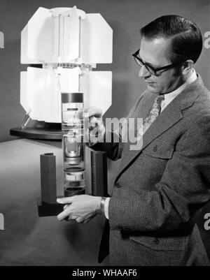 Ein Modell des AEC entwickelt Kraftstoff Kapsel für jedes der vier nukleare Generatoren für die Stromversorgung des NASA Pioneer Sonde zum Jupiter im Frühjahr 1972 von Bernard J Rock AEC SNAP-19 Pioneer Radioisotope Thermoelectric Generator Programm Manager angezeigt wird. Im Hintergrund ist ein Modell von einem der beiden Tandem setzt der atomaren Batterien der Sonde.. . Stockfoto