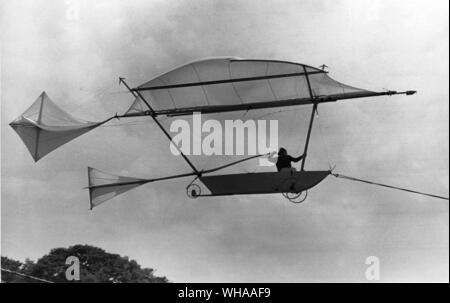 Anglia Television präsentiert einen großartigen Mann und seine Flugmaschine. Im Flug an Brompton Dale mit Derek Piggott das Ruder Stockfoto