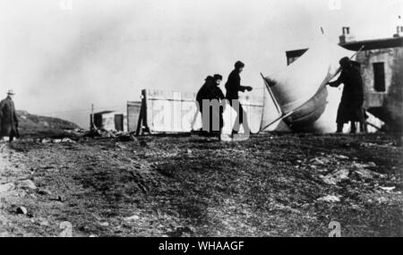 Anheben der Kite Aerial am Signal Hill Neufundland für den erfolgreichen Empfang des Buchstabens "S" (drei Punkte im Morse Code) im Dezember 1901. Marconi liegt an der äußersten gesehen links Stockfoto