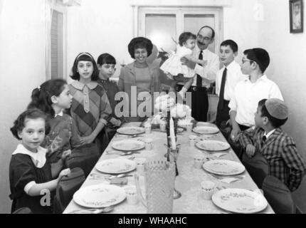 Glückliche jüdische Familie mit 8 Kinder. vor Schabbat Mahlzeit Stockfoto