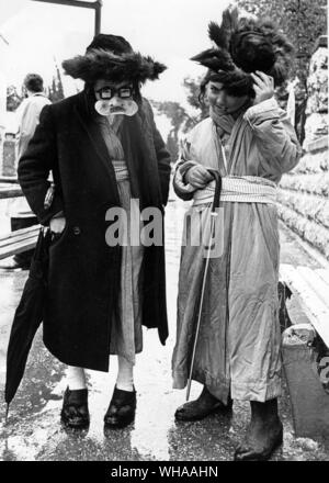 Jerusalem. Kinder gekleidet für die purim Festival in der Kleidung der älteren religiösen Juden. Das Tragen von Masken ist auch Teil des Festes. Stockfoto