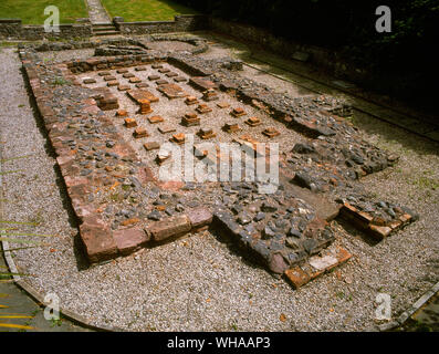 Blick ESE von Backstein und Stein Fundamente eines römischen Badehaus einschließlich stokehole (R) & hypocausts (Doppelböden, unterstützt durch Fliesen pilae) von 2 warme Zimmer Stockfoto