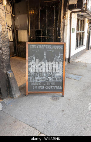 Pub und Restaurant Werbung Kreidetafel mit einer Zeichnung von Kathedrale von Salisbury Stockfoto