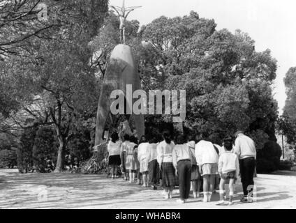 Jedes Jahr werden Tausende von Schülern besuchen Hiroshima Peace Park farbenfrohe Kränze der gefalteten Papier Krane am Denkmal Sadako Sasaki, festzulegen. Stockfoto