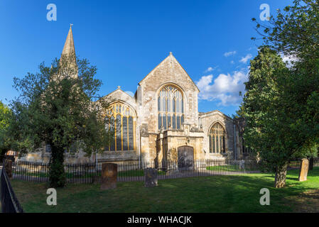 Historische St Helen's Kirche und Friedhof, ein Wahrzeichen in Abingdon-on-Thames, Oxfordshire, South East England, UK an einem sonnigen Tag mit blauen Himmel Stockfoto