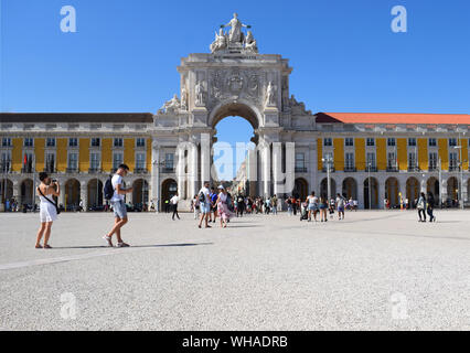 Lissabon, Portugal. Arco da Rua Augusta und der Rua Augusta Arch über Praça do Comércio genommen/Commerce Square. August 2019. Stockfoto