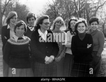 Ein Bild von Lady Diana Spencer 3 Links und Mitglieder des Young England Kindergarten Mitarbeiter kennen, mit denen Sie arbeitete bis zu ihrer Verlobung mit Prinz Charles. Die principla des Kindergartens Frau Vicki Wilson ist 4. von links. 4. Februar 1981 Stockfoto