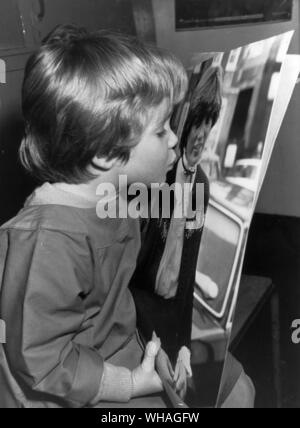 Scarlett Dyer, vier, ein Schüler am Pimlico kindergarten, wo Lady Diana lehrt, küsst sie heute nach ihrer Verlobung mit Prinz Charles angekündigt worden. Herr Michael Shea, die Königinnen, die Sekretärin sagte, Sie geben würde ihren Job im Kindergarten. 24. Februar 1981 Stockfoto