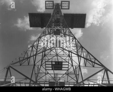 Sie suchen den 360 Meter hohen Mast auf einem Radar Station Stockfoto