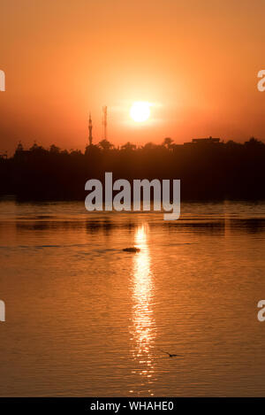 Ägypten: Sonnenuntergang am Nil in der Nähe von Luxor. Stockfoto