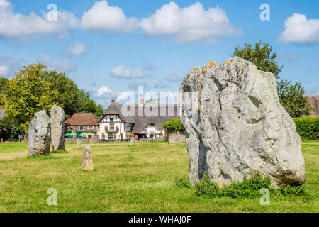 Avebury Stone Circle mit dem Red Lion Pub direkt vor den Steinkreis von Avebury Wiltshire England UK GB Europa Stockfoto