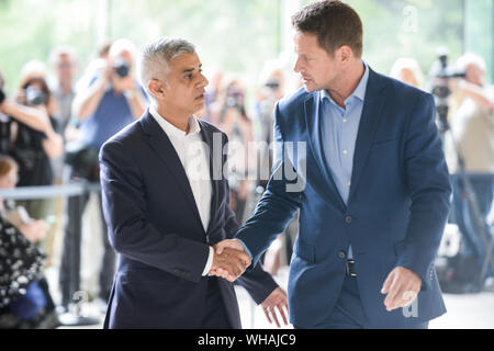 Warschau, Polen. 02 Sep, 2019. Bürgermeister von London, Sadiq Khan (L) und Bürgermeister von Warschau, Rafa? Trzaskowski (R) Handshake, wie sie eine Pressekonferenz in der POLIN Museum der Geschichte der Polnischen Juden in Warschau verlassen. Credit: SOPA Images Limited/Alamy leben Nachrichten Stockfoto