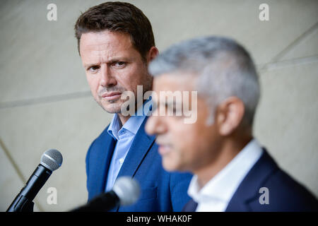 Warschau, Polen. 02 Sep, 2019. Bürgermeister von London, Sadiq Khan (R) spricht während der Pressekonferenz zur POLIN Museum der Geschichte der Polnischen Juden in Warschau. Credit: SOPA Images Limited/Alamy leben Nachrichten Stockfoto