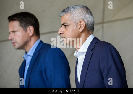 Warschau, Polen. 02 Sep, 2019. Bürgermeister von Warschau, Rafa? Trzaskowski (L) und Bürgermeister von London, Sadiq Khan (R) nehmen an einer Pressekonferenz in der POLIN Museum der Geschichte der Polnischen Juden in Warschau. Credit: SOPA Images Limited/Alamy leben Nachrichten Stockfoto