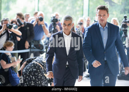 Warschau, Polen. 02 Sep, 2019. Bürgermeister von London, Sadiq Khan (L) und Bürgermeister von Warschau, Rafa? Trzaskowski (R) verlassen Sie die Pressekonferenz in der POLIN Museum der Geschichte der Polnischen Juden in Warschau. Credit: SOPA Images Limited/Alamy leben Nachrichten Stockfoto