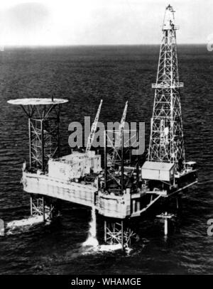 Neue Golf Bohrturm. Die Vinegarroon, einem riesigen offshore drilling Tower, steht in den Golf von Mexiko, etwa 12 Meilen vor der Küste von Cameron Louisiana. Das Gerät wurde durch R G Le Torneau von Longview Texas für das Zapata off shore Firma von Houston an Kosten ein und eine viertel Million Pfund gebaut. Die Geräte können bis zu einer Tiefe von 20.000 Fuß im Wasser Bohren bis zu 100 Meter tief. Gibt es einen Hubschrauberlandeplatz auf einer erhöhten Plattform auf der linken Seite. 12. Mai 1957 Stockfoto