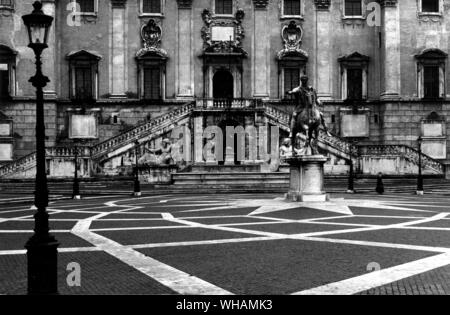 Die Statue des Marcus Aurelius und die zwei Götter in der Piazza del Campidoglio. Im Hintergrund die Senatorische Treppenhaus mit seinen Brunnen, Figuren des Nils links, und dem Tiber. Stockfoto