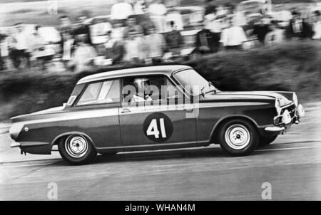 Sir John whitmore. Cortina Lotus. Europäische Limousine. . Die RACING BARONET. 1965 Sir John whitmore genossen eine außergewöhnliche Reihe von Rennerfolge in einem Lotus-Cortina. Stockfoto